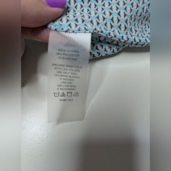 Vince Camuto 1X Womens V-Neck Tank Top Blue Patterned Lightweight - Picture 4 of 7